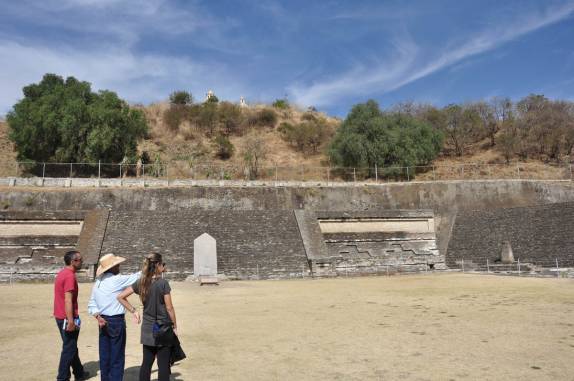 O Francisco nos dá uma aula sobre a pirâmide de Cholula, no México
